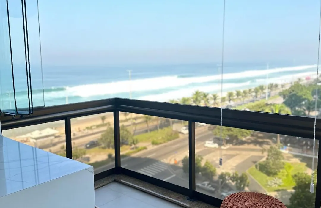 Lindo apto no melhor lugar da Barra da Tijuca! Com uma vista de tirar o fôlego, frente para o mar! Totalmente equipado e decorado ao lado dos melhores hotéis e quiosques da Barra! Portaria 24h, piscina, sauna, Jacuzzi, academia, garagem, Wi-Fi, lavan-1