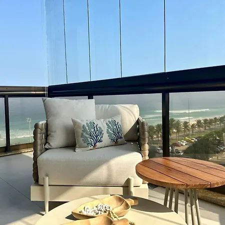 Lindo apto no melhor lugar da Barra da Tijuca! Com uma vista de tirar o fôlego, frente para o mar! Totalmente equipado e decorado ao lado dos melhores hotéis e quiosques da Barra! Portaria 24h, piscina, sauna, Jacuzzi, academia, garagem, Wi-Fi, lavan-2